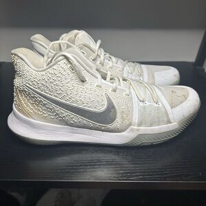 Nike Kyrie 3 White Chrome Silver Low Cut Mens Basketball 852395-103 Size 11.5